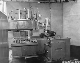 VII.419.:34.1.1.2.7.15.01. Kopierfräsmaschine M 4495, Kopierseite mit Modell (1950)