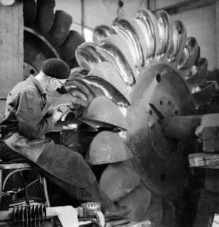 V.G.c.161.:1.6.00109. Kraftwerk Castasegna, Schleifarbeiten an den Schaufeln einer Peltonturbine in den Werkstätten von Escher Wyss (1958 (ca.))