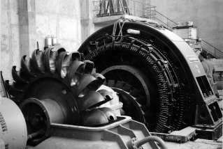 V.G.c.161.:1.8.01056. Kraftwerk Löbbia, Zentrale, Pelton-Turbinenlaufrad (demontierte Abdeckung) (1959.04.01-1959.04.30)