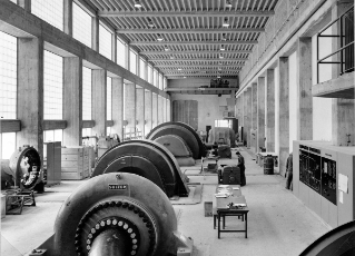 V.G.c.161.:1.8.01082. Kraftwerk Löbbia, Zentrale, Maschinenhaus, Maschinensaal mit Pumpengruppe im Vordergrund Blickrichtung Norden (1959.08.18)