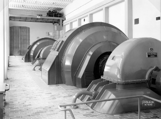 V.G.c.161.:1.8.01114. Kraftwerk Löbbia, Zentrale, Maschinensaal, Blickrichtung Norden (1959 (ca.))