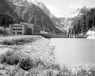 V.G.c.161.:1.8.00131. Kraftwerk Löbbia, Zentrale und Stauwehr. Im Hintergrund Staumauer Albigna (1960 (ca.))