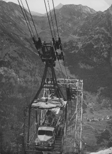 V.G.c.161.:1.12.01231. Kraftwerk Löbbia, Staumauer Albigna, Schwerseilbahn Crot-Albigna mit Lastwagen auf Transportplattform (1958.01.01 (ca.))