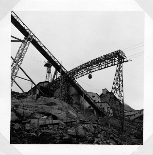 V.G.c.161.:1.13.00870. Kraftwerk Löbbia, Staumauer Albigna, Einfahrt Bergstation Zementseilbahn (1957.07.15)