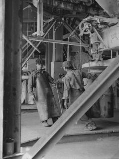 V.G.c.161.:1.13.00958. Kraftwerk Löbbia, Staumauer Albigna, Füllen der Seilbahnkübel mit Zement in der Talstation Pranzaira (1958.08.28)