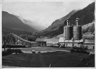 V.G.c.161.:1.13.00903. Kraftwerk Löbbia, Staumauer Albigna, Zementumschlagplatz Pranzaira mit Zementseilbahn und Silos (1958.09.19)