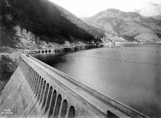 V.G.c.161.:2.3.09795. Kraftwerk Wägital, Blick vom Schrährücken auf die Staumauer. Im Hintergrund Innterthal (1926.08.24)