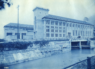 V.G.c.161.:2.7.09871. Kraftwerk Wägital, Ansicht von Westen an die Zentrale Siebnen mit Schalthaus, Maschinenhaus und Auslaufkanal (1924 (ca.))