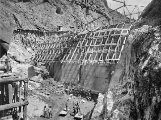 V.G.c.161.:2.8.09546. Kraftwerk Wägital, Bauarbeiten am luftseitigen Fuss der Staumauer Schräh (1923.07.04)