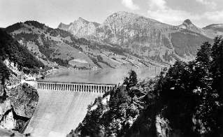 V.G.c.161.:2.8.09891. Kraftwerk Wägital, Luftseitige Ansicht der Staumauer Schräh (1930 (ca.))