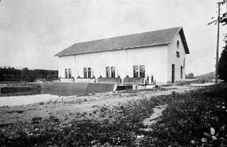 V.G.c.161.:3.4.07035. Kraftwerk Höngg, Kraftwerk am Giessen, Oberwasserseitige Ansicht des Maschinenhauses (1920 (ca.))