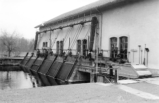 V.G.c.161.:3.4.06987. Kraftwerk Höngg, Kraftwerk am Giessen, oberwasserseitige Ansicht (1978 (ca.))