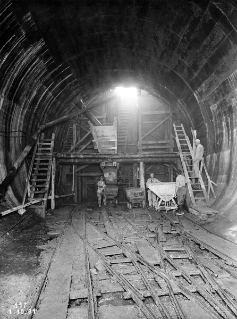 V.G.c.161.:3.6.06217. Kraftwerk Wettingen, Limmatwerk Wettingen, Bauarbeiten beim Auslauf des Unterwasserstollens (1931.10.01)