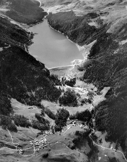V.G.c.161.:4.1.04547. Kraftwerk Tinizong, Juliawerk Marmorera, Flugaufnahme Staudamm Castiletto und Stausee Marmorera (1955.09.09)