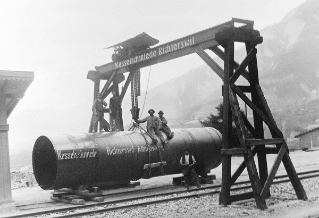 V.G.c.161.:4.3.05979. Kraftwerk Sils, Umlad eines Druckleitungsrohres beim Bahnhof Sils (1909 (ca.))