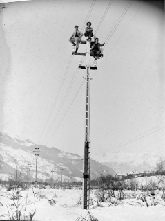V.G.c.161.:4.7.03331. Albulawerk, Fernleitung Sils - Zürich, Monteure auf Betonmasten (1909 (ca.))