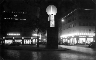 V.G.c.161.:5.11.10927. Zürcher Lichtwoche, Beleuchtetes Monument der Zürcher Detailgeschäfte an der Sihlstrasse (1932)