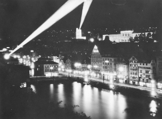 V.G.c.161.:5.11.10931. Zürcher Lichtwoche, Blick vom Lindenhof auf das beleuchtete Limmatquai. Im Hintergrund Universität und Fernheizwerk (1932)