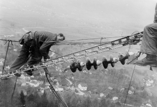 V.G.c.161.:5.7.28.10567. Montage von 150-kV-Abspannketten und Stromschlaufen (1950 (ca.))