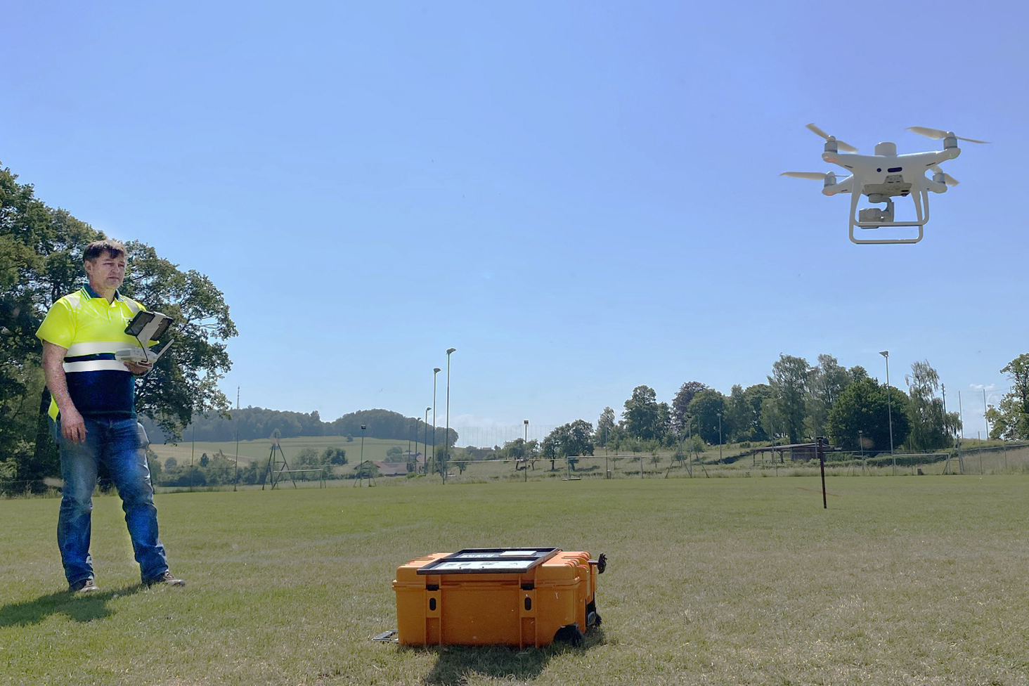 Das Bild zeigt einen Gärtner von Grün Stadt Zürich, der mit einer Drohne arbeitet.