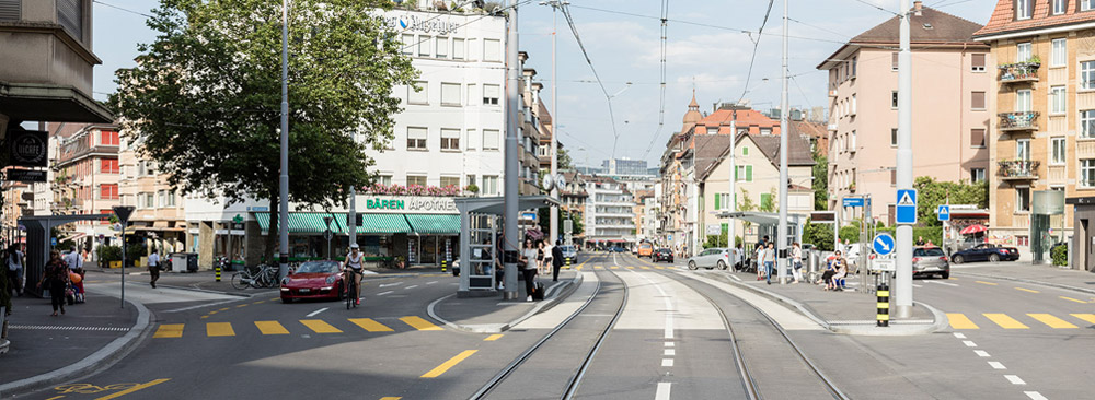 Goldbrunnenplatz mit sogenannten Kissen bei der Haltekante für den einfacheren Einstieg und taktilen Linien zur Orientierung.