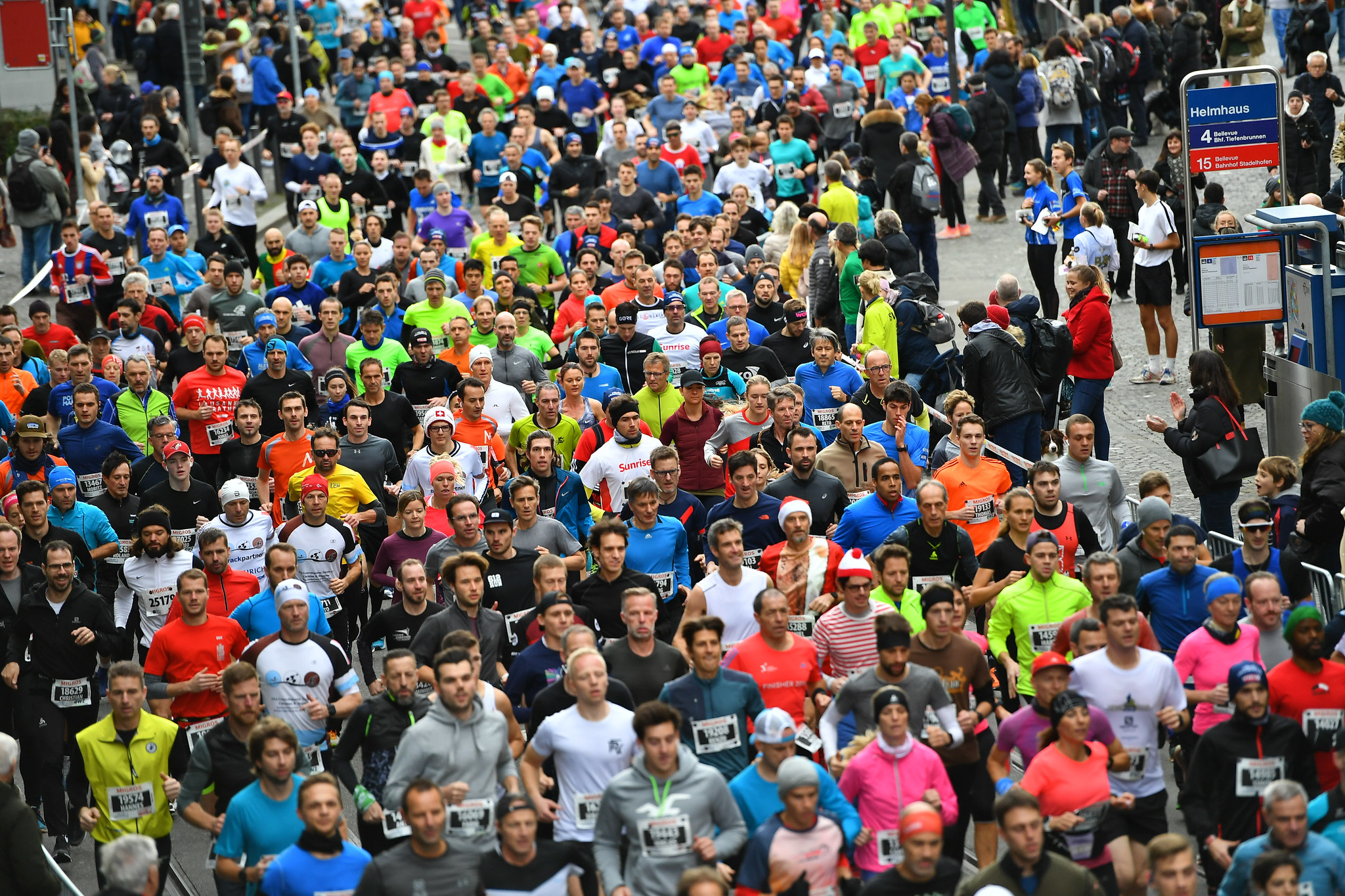 Menschen laufen durch die Innenstadt.