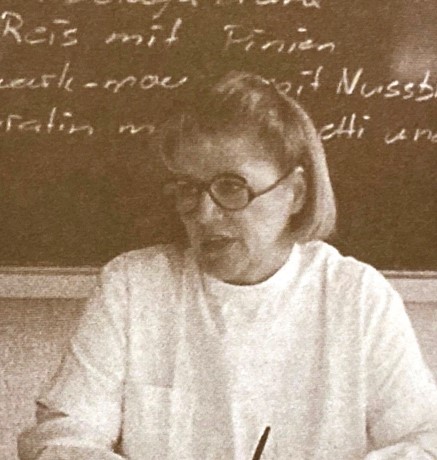 Agnes Amberg in Schwarz-Weiss mit hellem Oberteil und Brille