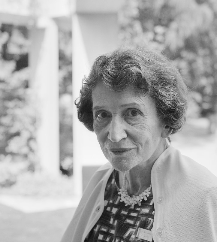 Elsa Gasser in Schwarz-Weiss mit Halskette und Blazer-Oberteil