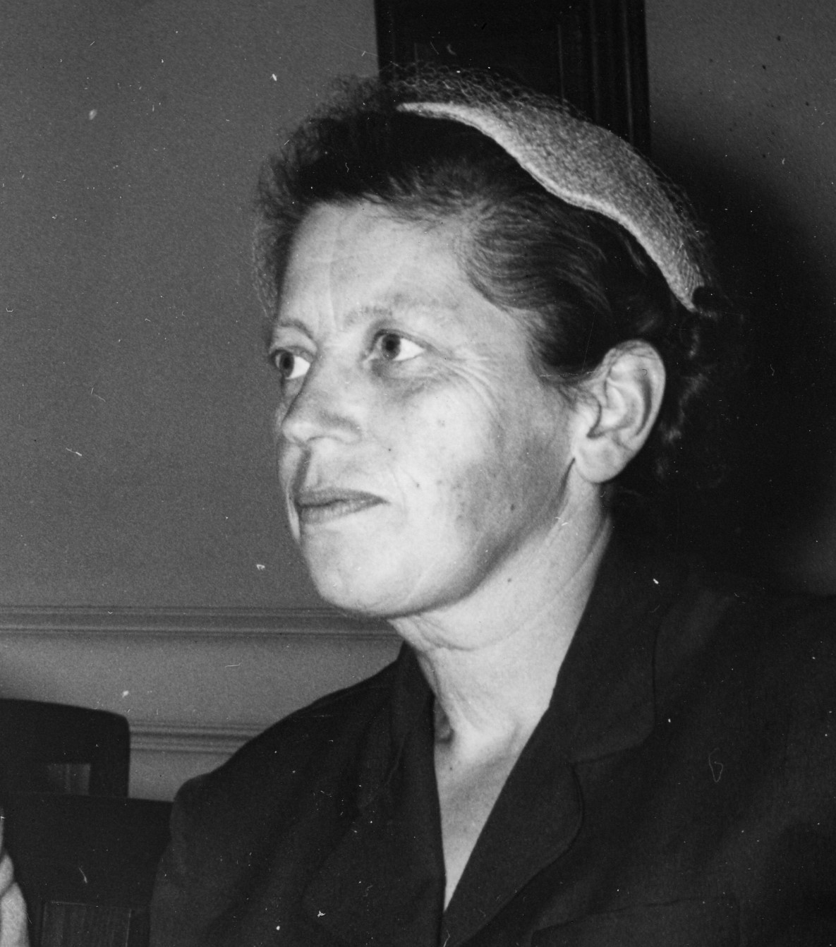 Erika Rikli in schwarz-weiss mit dunklem Oberteil und Hut