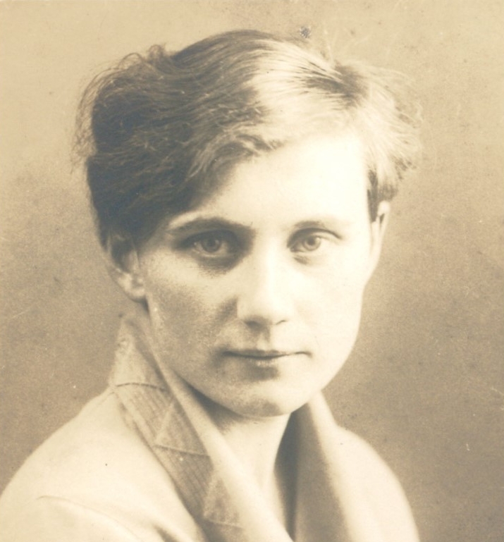 Agnes Amberg in Schwarz-Weiss mit hellem Oberteil und Brille