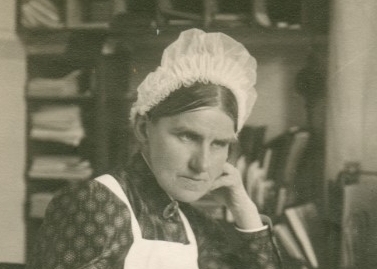 Ida Schneider in Schwarz-Weiss mit ernstem Blick, Pflegerinnen-Gewand und Haube