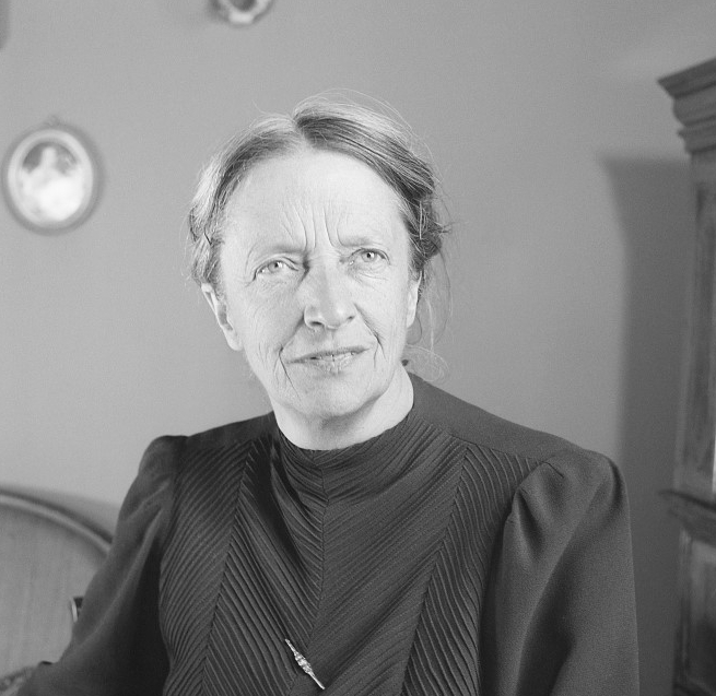 Marta von Meyenburg in Schwarz-Weiss mit dunklem Oberteil