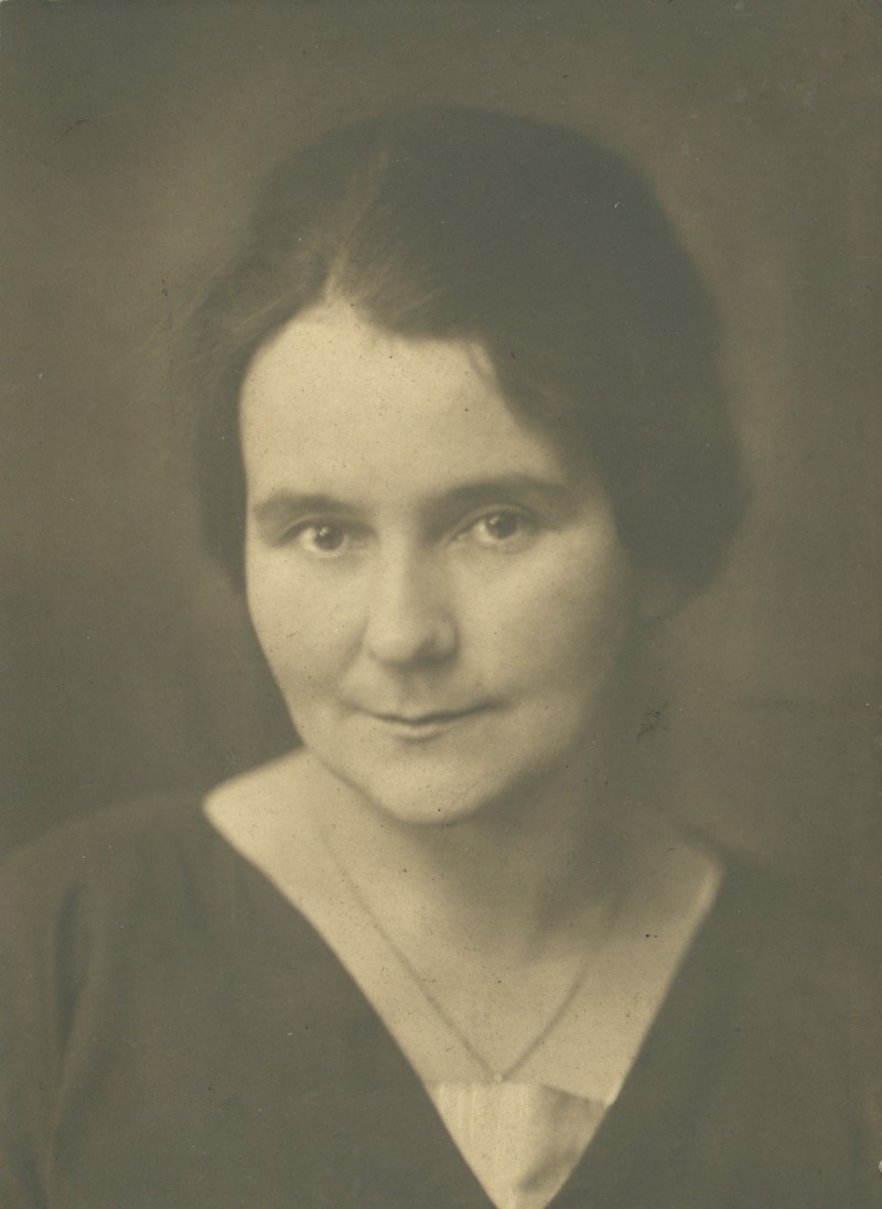 Olga Meyer in Schwarz-Weiss mit dunklem Oberteil und Halskette