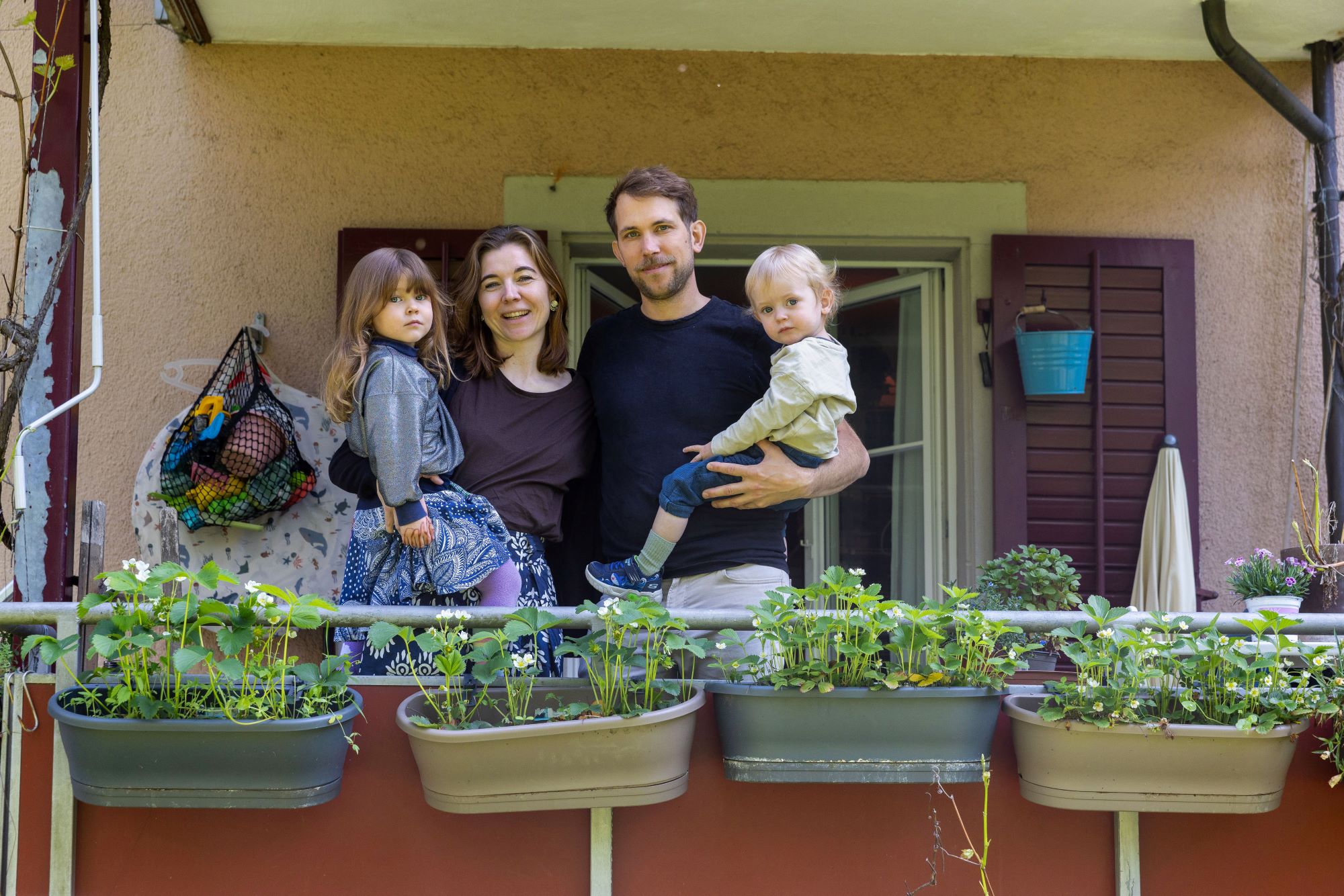 Die junge Familie hat in Alt-Wiedikon Wurzeln geschlagen. (Bild: Alex Colle)