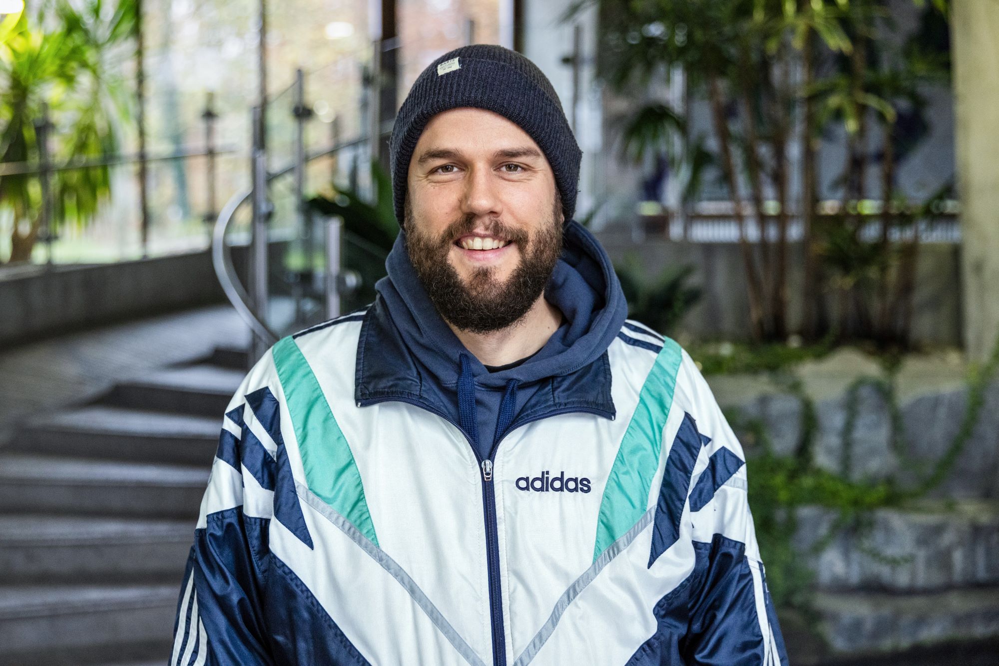 Rund 530 Menschen wohnen in den beiden Betonhäusern – Peter Tobler ist einer davon.