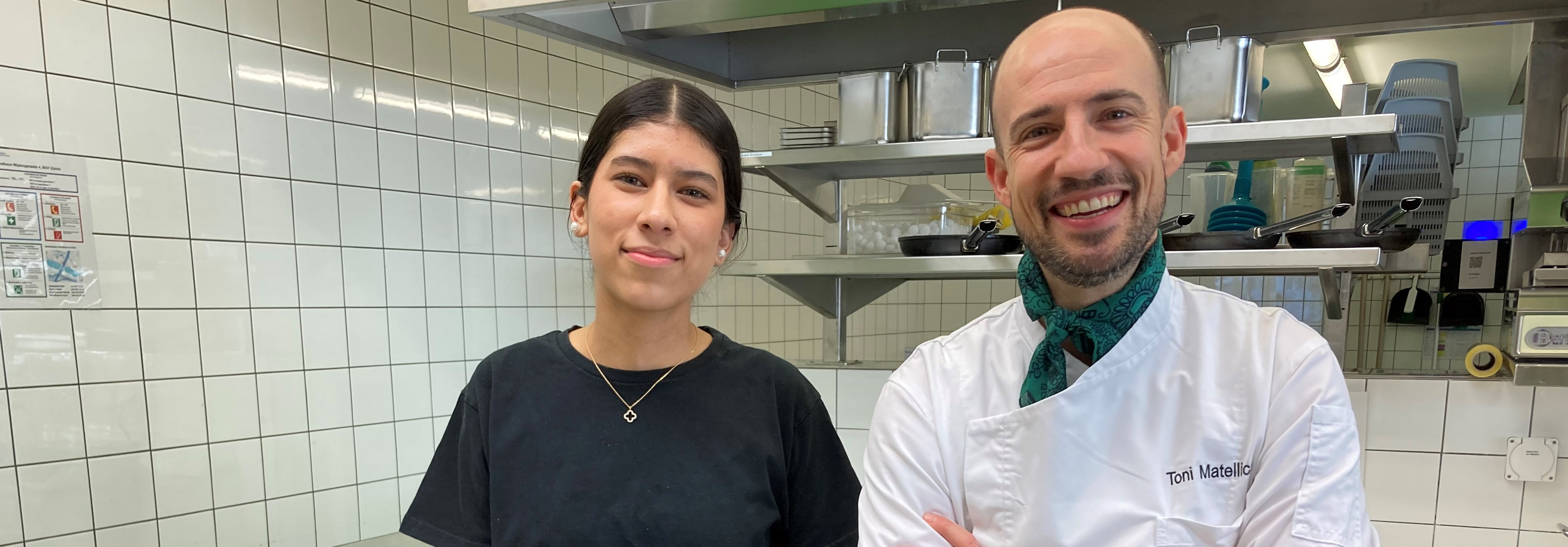 Soraya und Toni in der Küche des Bistros der Viventa