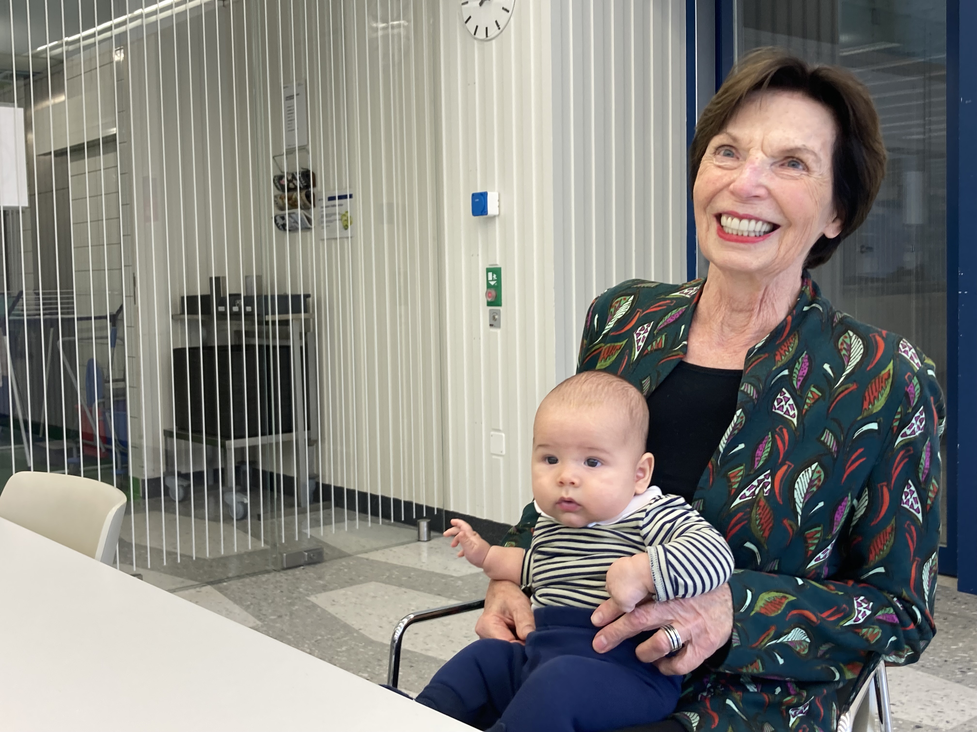 Elisabeth (80) hat Enea (3 Monate) auf dem Schoss: Die älteste Kursteilnehmerin der Viventa und der Jüngste