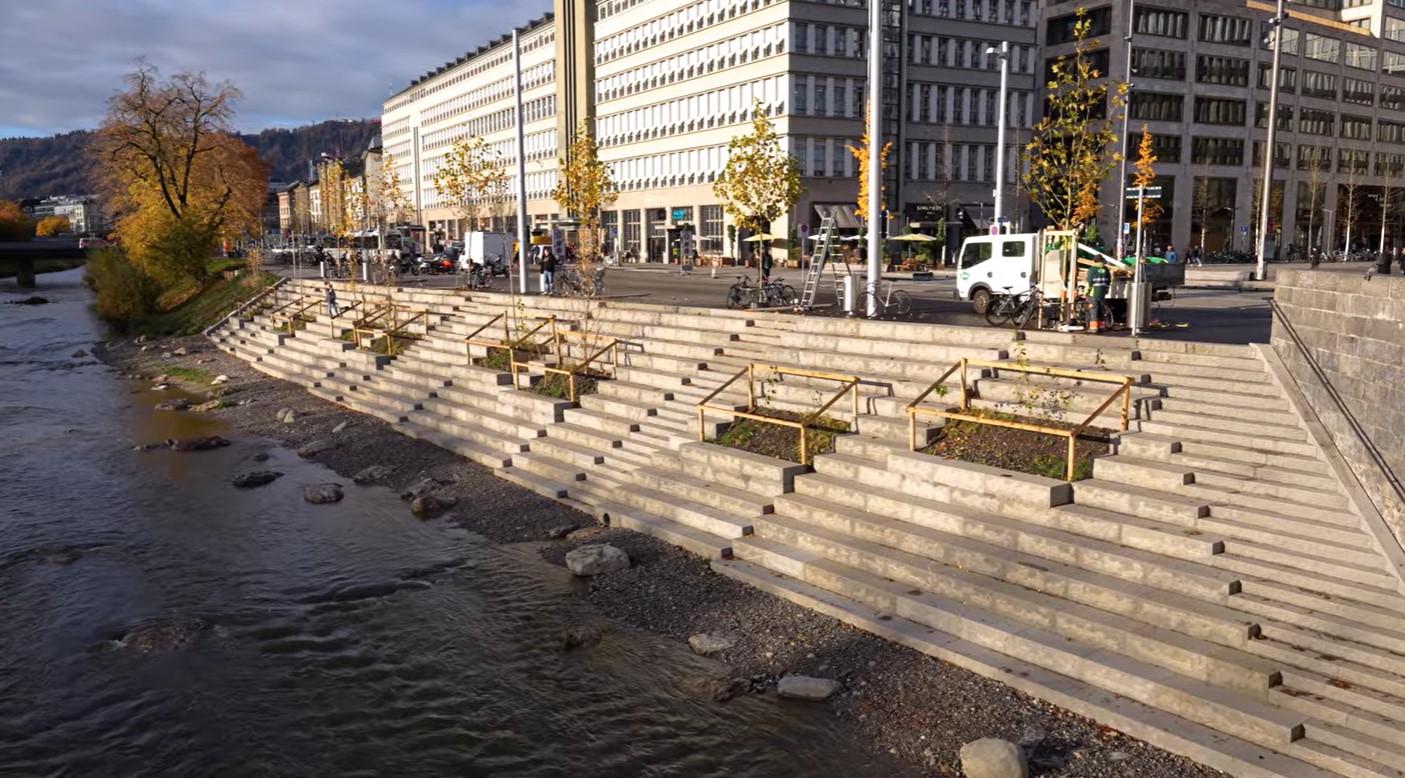 Neue Bäume für die Postterrasse