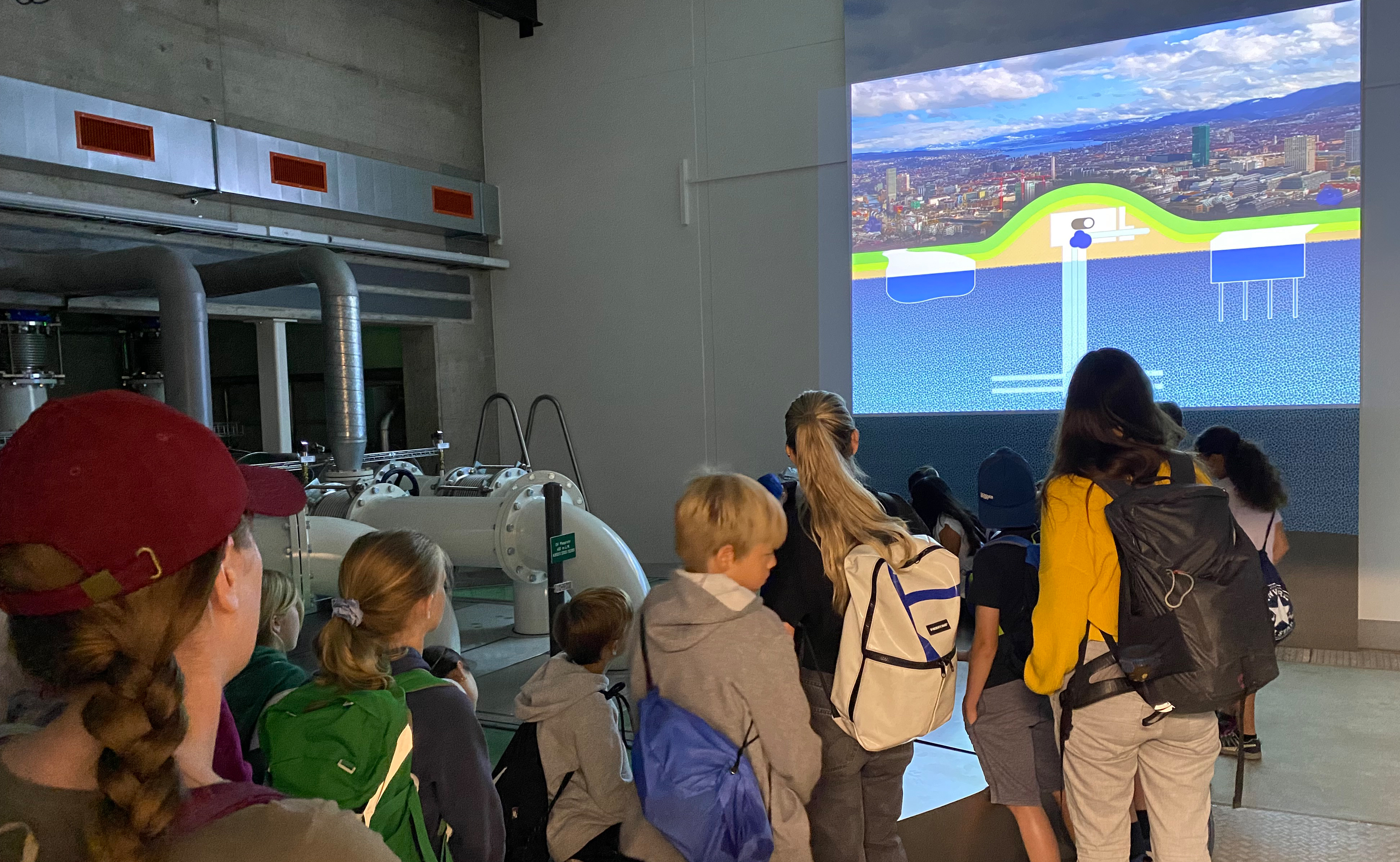 Schulklasse vor Leinwand während einer Werksführung