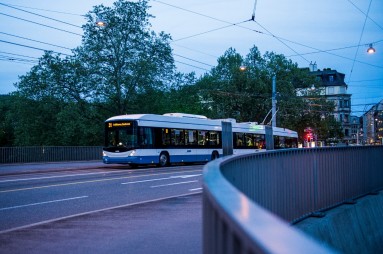 Bus bei der Gessnerbrücke in Zürich