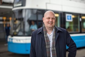 Stadtrat Michael Baumer vor Tram am Bahnhofquai
