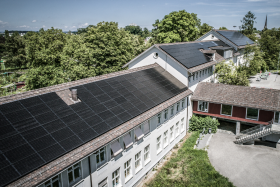 Photovoltaik-Anlage auf dem Schulhaus Allenmoos