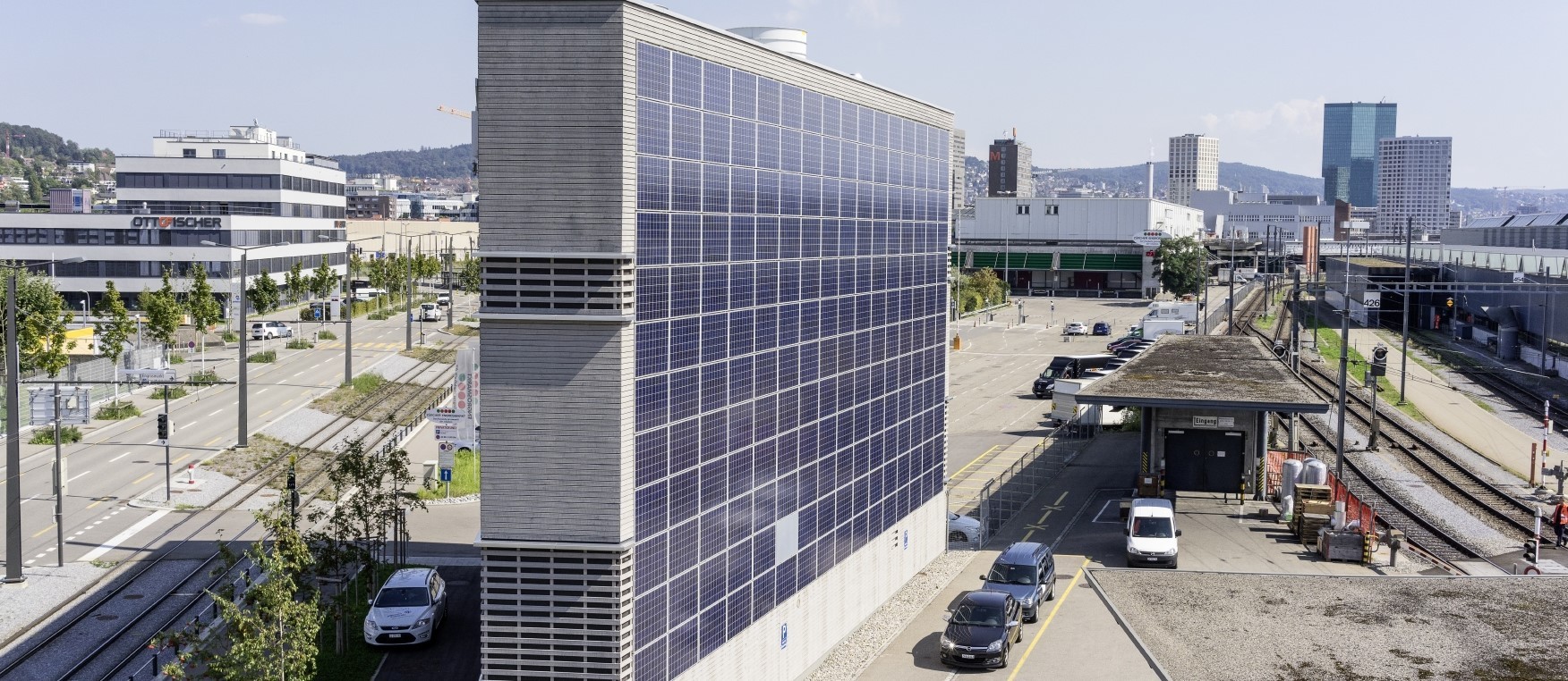 Solaranlage an Fassade von einem Gebäude