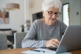 Seniorin sucht Wohnungen am Computer