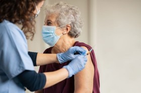 Ältere Dame erhält COVID-Impfung