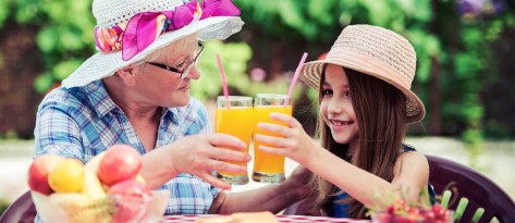 Sommer: Oma und Kind trinken Fruchtsaft