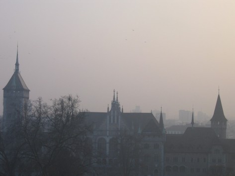 Die Stadt Zürich unter einer Dunstglocke