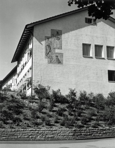 Schulhaus Halde C um 1950 mit Wandmosaik