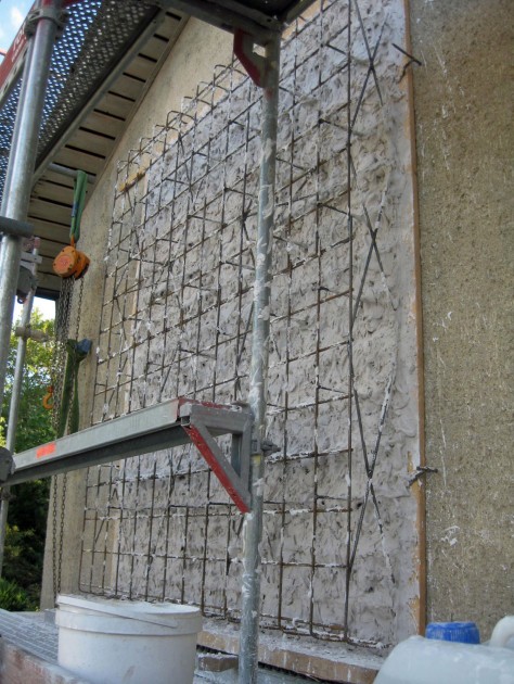 Sicherung mit Gitternetz und Gips.