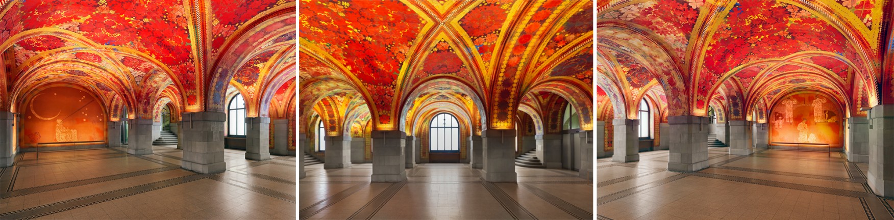 Die prächtige Halle war ein düsteres Kellergewölbe, bevor sie von Augusto Giacometti mit drei Gehilfen von 1922 bis 1925 mit Deckengemälden und Wandbildern neu gestaltet wurde.